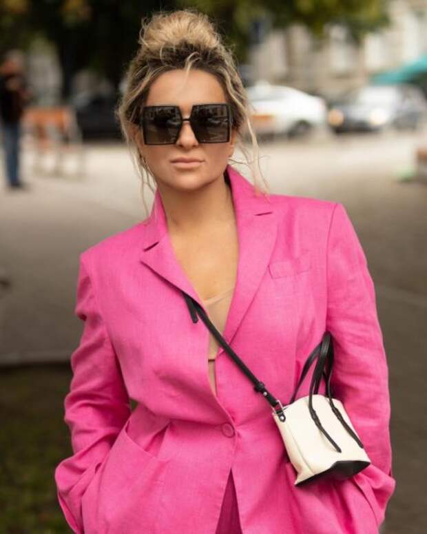 Наталья Могилевская в розовом брючном костюме прогулялась по Киеву