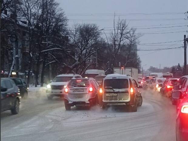 В Туле на перекрестке Оборонной столкнулись «Лада Ларгус» и «Черри»