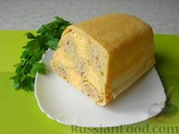Фото к рецепту: Блинный пирог "Шахматный" с мясом и сыром