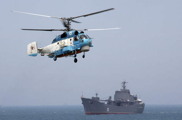 Корабельный вертолет Ка-27 и большой десантный корабль "Николай Фильченков" 