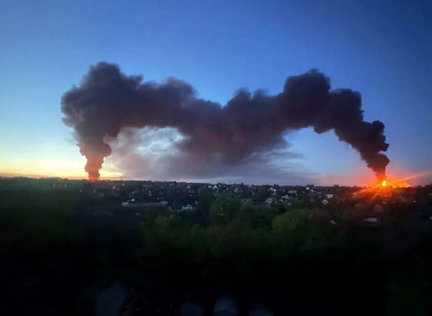 В Днепропетровске после ночного удара горит крупная нефтебаза