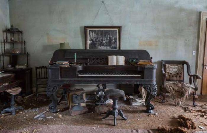 Этот заброшенный дом простоял нетронутым 40 лет. Вот как он выглядит изнутри (фото)