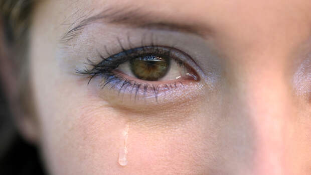 Почему слезятся глаза и когда это опасный симптом
