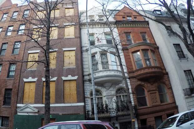 Billionaire Abramovich buying up city block for mega-mansion