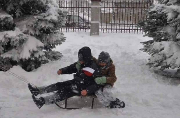 В турецком городе детям привезли три самосвала снега