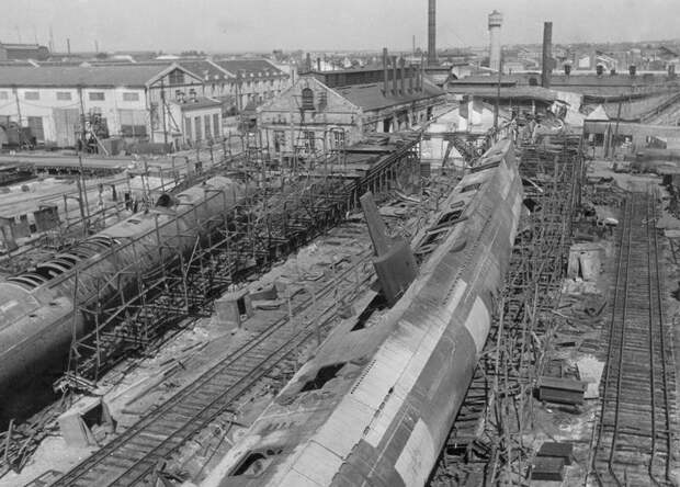 Взорванные недостроенные подводные лодки (С-36 справа и С-37) типа «С» IX-бис, 1941