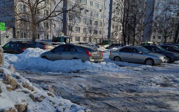 Рязанцы возмутились состоянием парковки на улице Бирюзова