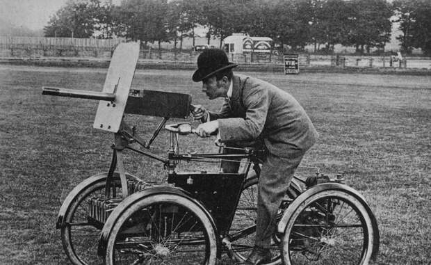 Бронированный квадрицикл Фредерик Ричард Симмс был квинтэссенцией викторианского человека. Он посвятил всю свою жизнь работе над техническими новинками: изобретал, совершенствовал, разрабатывал чертежи. В 1899 году Симмс подарил миру первый бронированный автомобиль. Квадрицикл оснащался пулеметом «Максим», железным щитом и мог пройти целых 200 км на одном баке топлива.