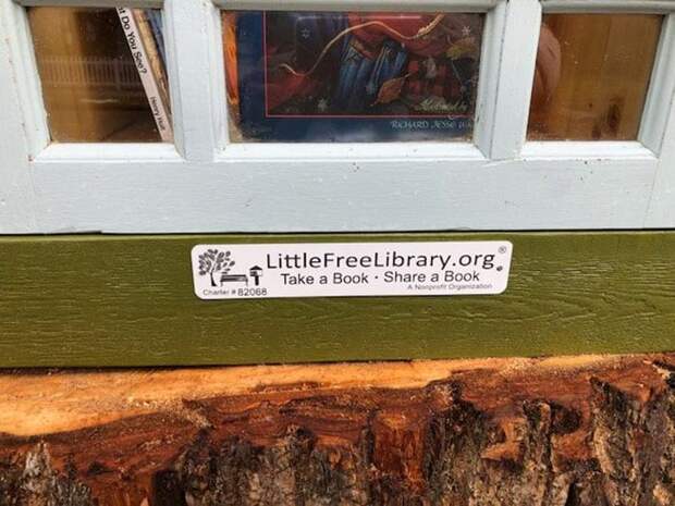 https://img.lifter.world/data/2019/jan/164/dead-tree-little-free-library-sharalee-armitage-howard-6-5c3471c256e6e__700.jpg
