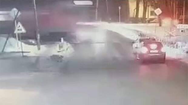 Появилось видео столкновения электропоезда и автомобиля в Подмосковье