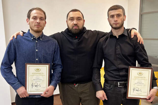 Депутат Хамзаев наградил дагестанцев за спасение людей из утонувшего автобуса