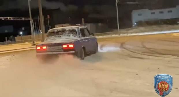 Инспекторы задержали двух дрифтеров на парковке одного из ТЦ Петербурга