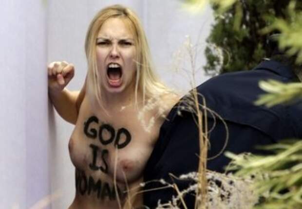 Голая украинка похитила статую Иисуса из Ватикана (ФОТО)