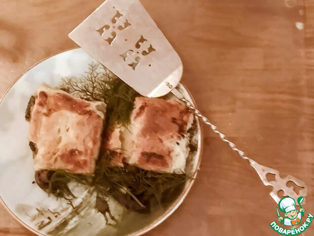 Пирог с грибами и соусом чили