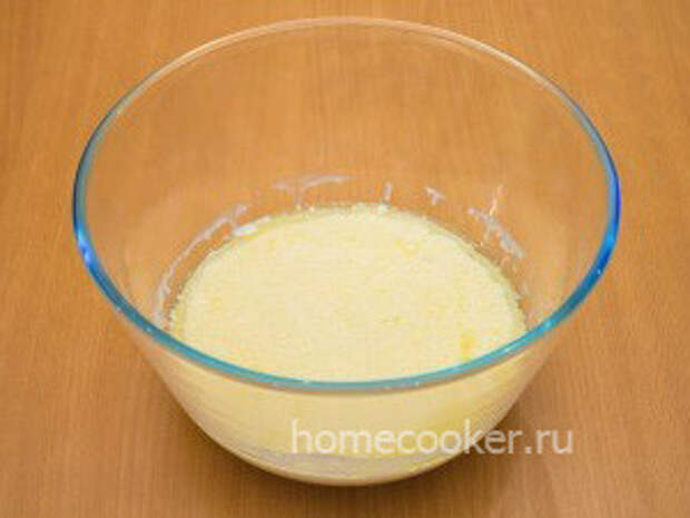 Peremeshivaem kefir i yajtsa 300x225 Дрожжевые пирожки