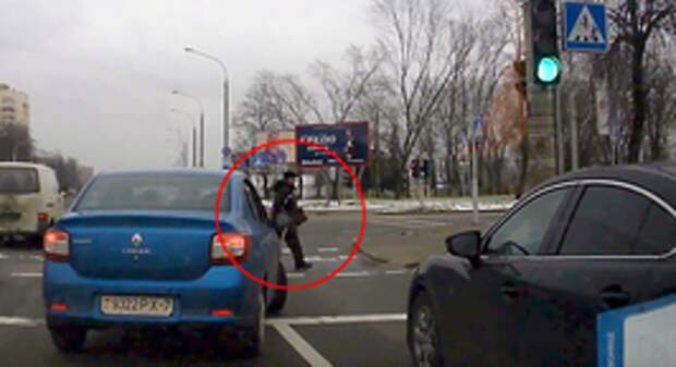 Картинки по запросу Видео: водитель Renault Logan спас человека на переходе
