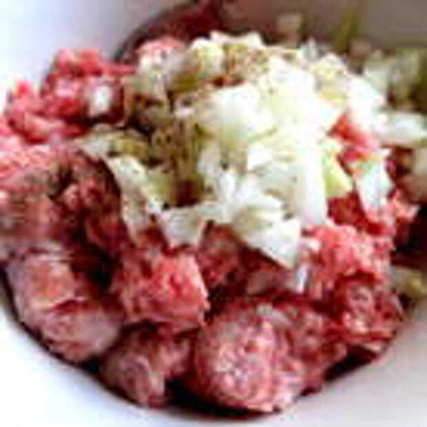 По классическому рецепту нужно срезать мясо с косточки и из него перемолоть фарш. Я брала готовый фарш,добавила лук,соль,перец.