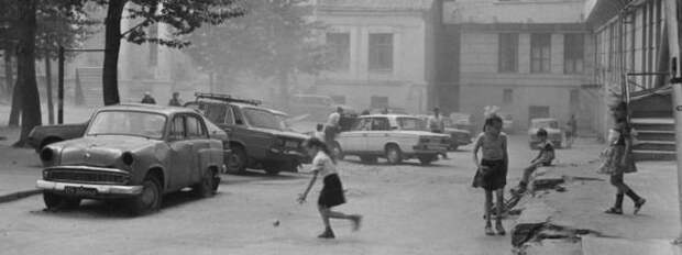Типичный московский дворик 80-х. СССР, авто, автозапчасти, автомобили, дефицит, жигули, москвич, ремонт авто
