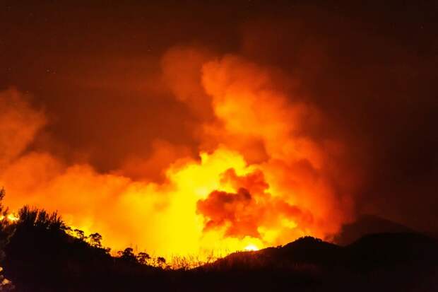 «Герань» подожгла нефтепровод Одесса-Броды, гигантский пожар сняли на видео