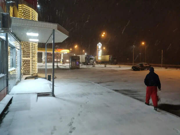 Русский мальчик лизнул домофон на морозе, прилип и попал на видео