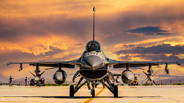 ПО ДАННЫМ АМЕРИКАНСКОГО ИНСТИТУТА ИЗУЧЕНИЯ ВОЙНЫ, УЖЕ ДО КОНЦА ЭТОГО ГОДА УКРАИНА ПОЛУЧИТ ПЕРВУЮ ПАРТИЮ ИСТРЕБИТЕЛЕЙ F-16. ФОТО: ALI _COBANOGLU/SHUTTERSTOCK