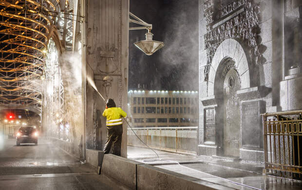 В Петербурге досрочно началась весенняя очистка мостов и набережных