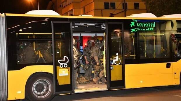 Во время одной из операций, спецназ воспользовался рейсовым городским автобусом, чтобы подкрасться к преступникам в Берлине