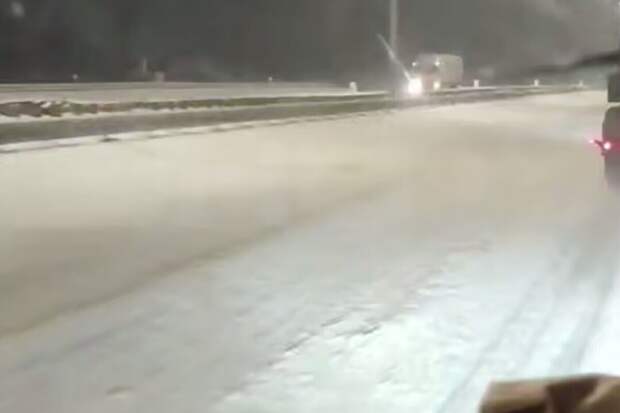 На трассах в Подмосковье уже начался «снежный армагеддон»