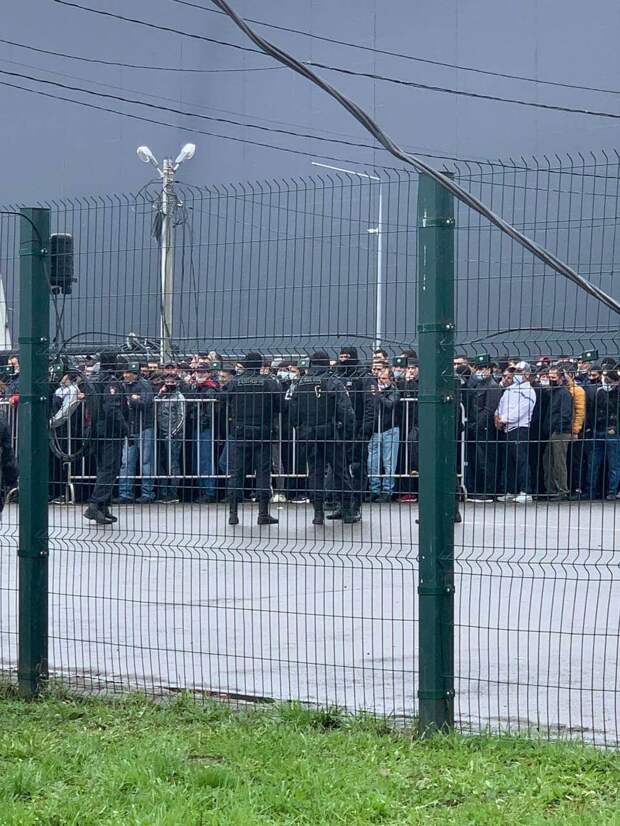 «Нас изнасиловали морально»: рассказ мигранта о беспределе в Сахарово