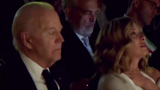 Сонный Джо: президент США заснул во время выступления Андреа Бочелли