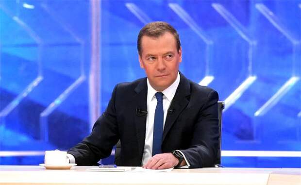 На фото: премьер-министр России Дмитрий Медведев во время интервью, посвященного итогам работы правительства в 2017 году