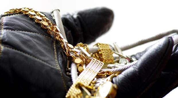 Guards Leave Brinks Truck Unattended Thieves Steal Millions In Jewels