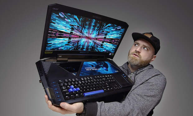 Технику в руки попал самый странный ноутбук в мире: он весит 10 кило и стоит $17 тысяч