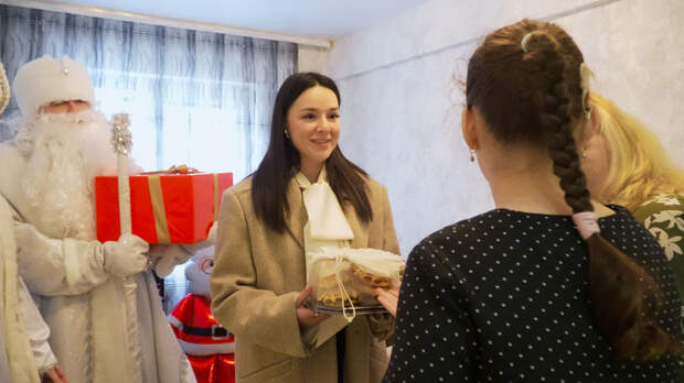 Две 15-летние тулячки получили подарки от губернатора в рамках акции "Ёлка желаний"