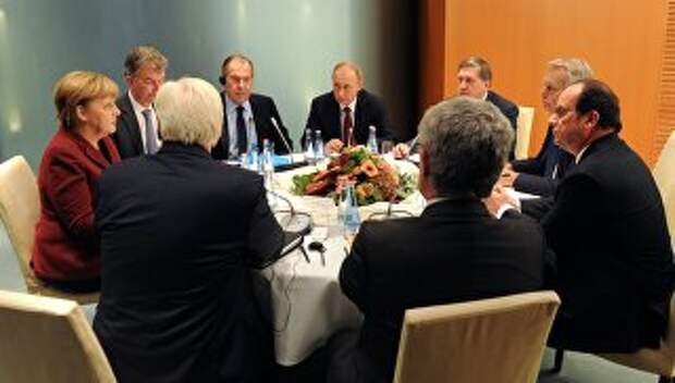 Президент РФ Владимир Путин, федеральный канцлер Германии Ангела Меркель и президент Франции Франсуа Олланд во время трехсторонней переговоров по ситуации в Сириив Берлине. 19 октября 2016