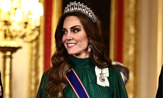 Изумрудный шелк и тиара «Узелки любви»: Кейт Миддлтон и принц Уильям на банкете в честь визита президента Нигерии