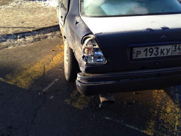 Авария дня. В Астрахани чудом спаслись два пешехода и собаки авария, авария дня, видео, дтп, на красный