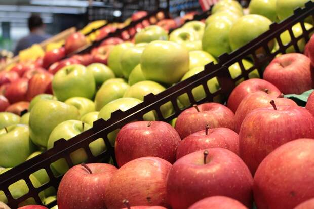 Путин поручил не допустить скачков цен на яблоки