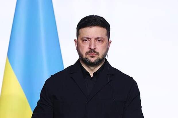 Азаров объяснил, почему Зеленскому позволяют вести себя по-хамски