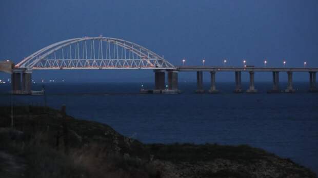 Более 1100 автомобилей ждут проезда по Крымскому мосту