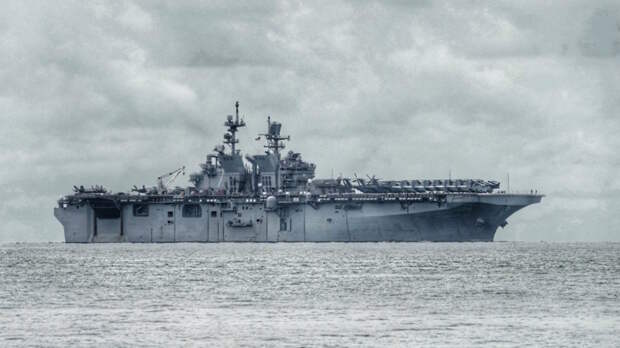 Десантный корабль США "Триполи" LHA-7 подвергся атаке КСИР, заявили в Тегеране