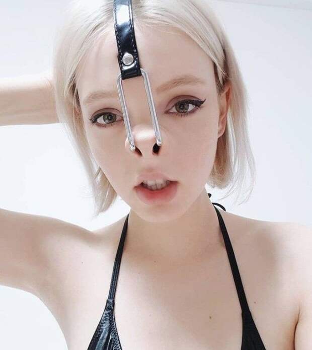 Хрупкая белокурая модель и ее жесткие фотосессии Хрупкая белокурая модель и ее жесткие фотосессии