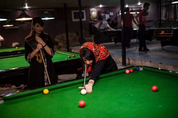 Женщины играют в бильярд в клубе в Тегеране