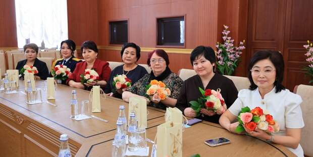 Жительниц Карагандинской области поздравили с 8 Марта