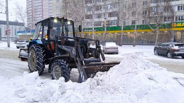 В Барнауле 28 декабря убирает снег 81 машина