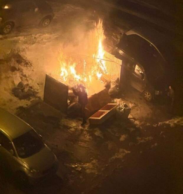 Камеры сняли, как окурок стал причиной возгорания мусора во Владивостоке