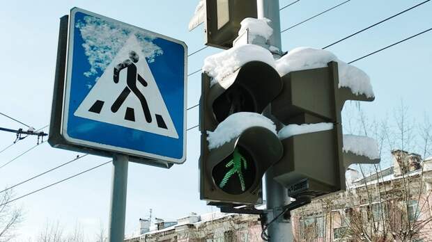 На спор забрался на светофор и разорвал печень житель Барнаула