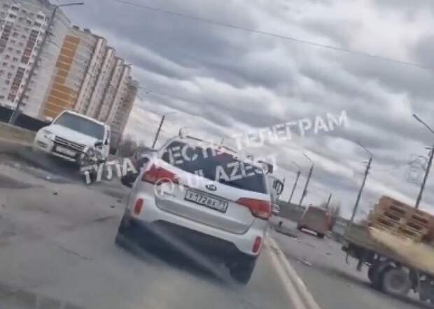 На Павшинском мосту в Туле столкнулись два кроссовера и «газель»
