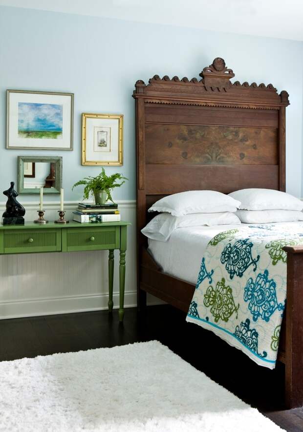 Деревянная мебель в интерьере спальной комнаты
