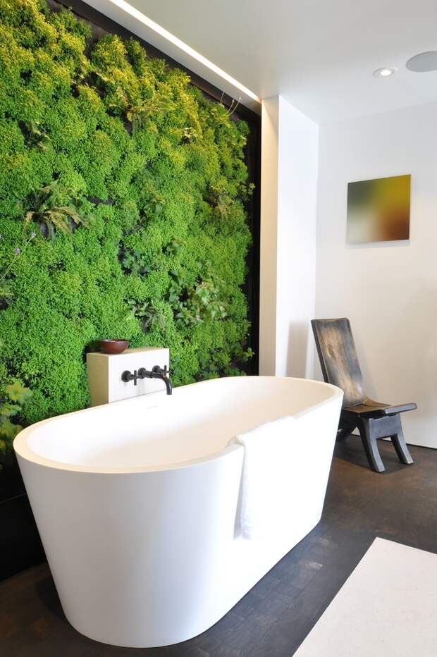 Стена из растений сочного зеленого цвета в ванной комнате